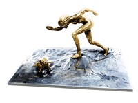 「金の巨人像」(c)諫山創・講談社/「進撃の巨人」製作委員会