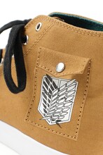 進撃の巨人×UBIQのコラボスニーカー。(c)諫山創・講談社/「進撃の巨人」製作委員会