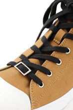 進撃の巨人×UBIQのコラボスニーカー。(c)諫山創・講談社/「進撃の巨人」製作委員会