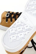 進撃の巨人×UBIQのコラボスニーカー。(c)諫山創・講談社/「進撃の巨人」製作委員会