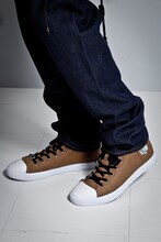 スニーカーを履いた様子。(c)諫山創・講談社/「進撃の巨人」製作委員会