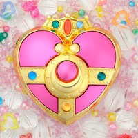 「美少女戦士セーラームーンS ムーンライトメモリー コズミックハートミラーケース」サイズは幅9.8㎝×9.6㎝×3.9㎝。(C)Naoko Takeuchi (C)武内直子・PNP・東映アニメーション