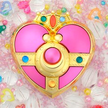 「美少女戦士セーラームーンS ムーンライトメモリー コズミックハートミラーケース」サイズは幅9.8㎝×9.6㎝×3.9㎝。(C)Naoko Takeuchi (C)武内直子・PNP・東映アニメーション