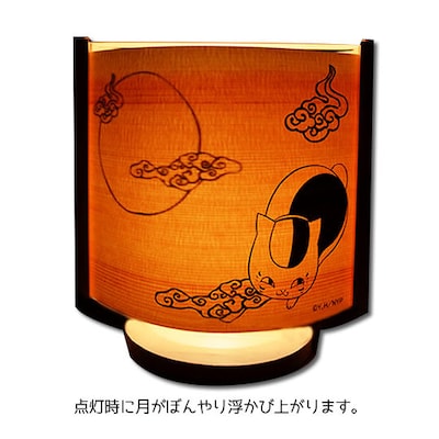 「夏目友人帳ニャンコ先生 木製ランプキット」点灯時 (c)緑川ゆき・白泉社/「夏目友人帳」制作委員会