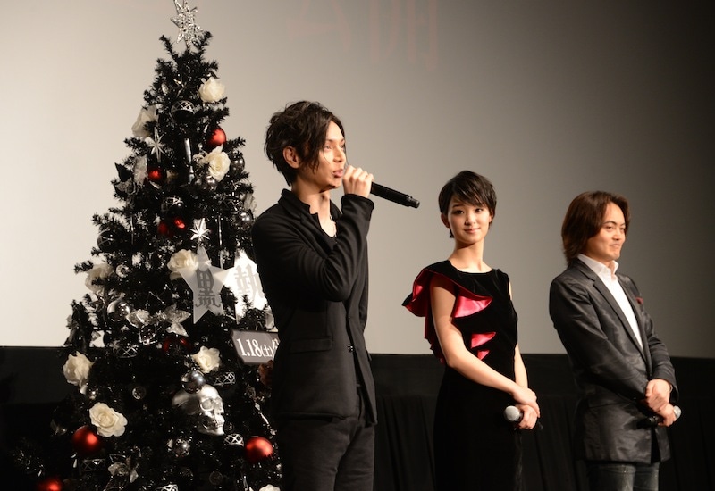 写真左より水嶋ヒロ、剛力彩芽、松橋真三プロデューサー。