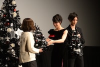 当選者にプレゼントを手渡す剛力彩芽。