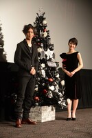 写真左より水嶋ヒロ、剛力彩芽。