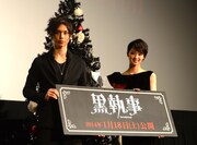 写真左より水嶋ヒロ、剛力彩芽。