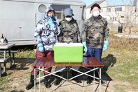 マスクを装着する3人。(c)SHUEISHA Inc. All rights reserved.