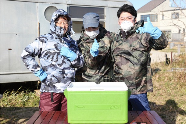 食材との対面を控え、ポーズを決める3人。(c)SHUEISHA Inc. All rights reserved.