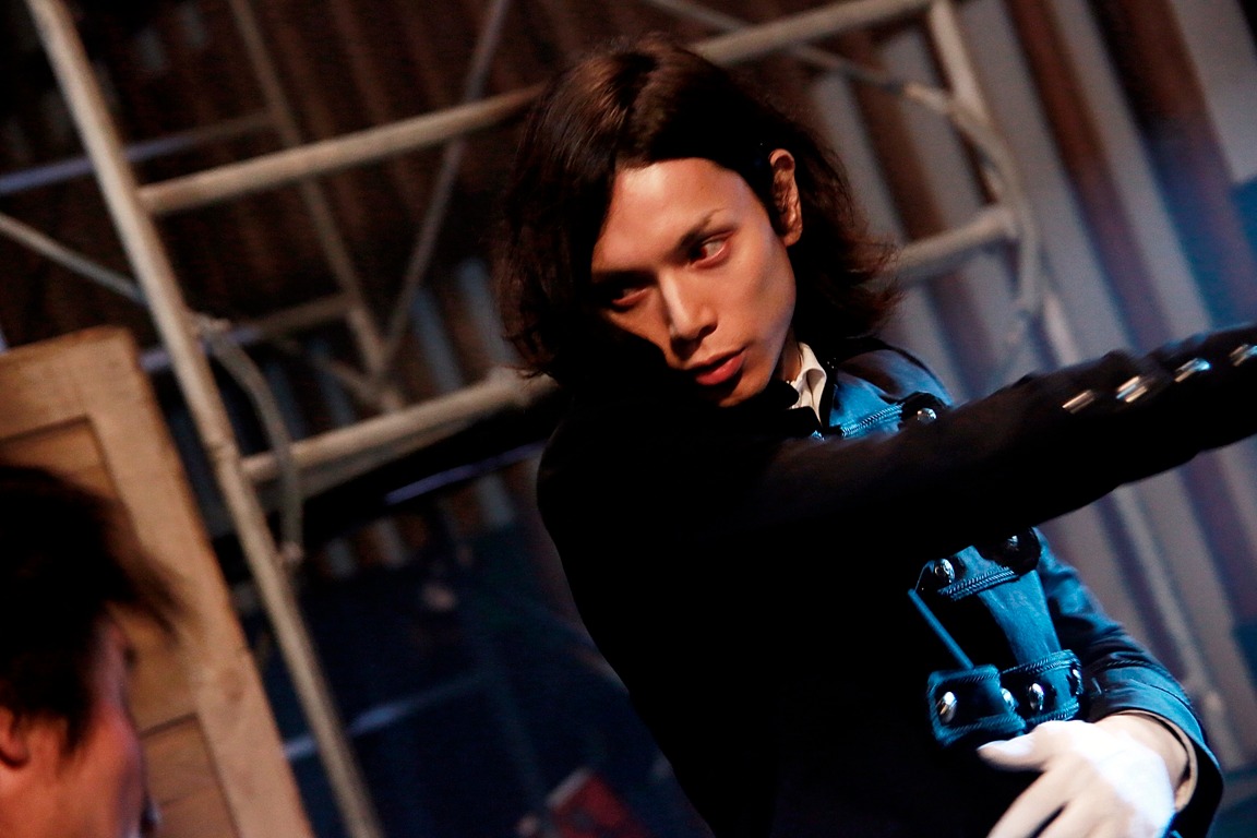 映画「黒執事」より、水嶋ヒロ演じるセバスチャンのアクションシーン。 (c)2014 枢やな／スクウェアエニックス (c)2014 映画「黒執事」製作委員会
