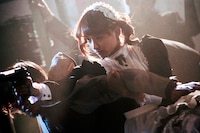 映画「黒執事」より、山本美月演じるリンのアクションシーン。 (c)2014 枢やな／スクウェアエニックス (c)2014 映画「黒執事」製作委員会