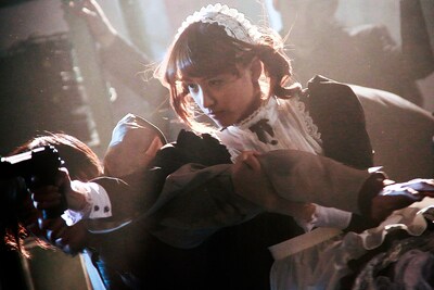 映画「黒執事」より、山本美月演じるリンのアクションシーン。 (c)2014 枢やな／スクウェアエニックス (c)2014 映画「黒執事」製作委員会
