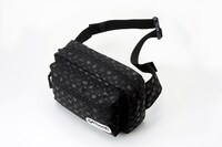 「ジョジョの奇妙な冒険」第3部「スターダストクルセイダース」×「OUTDOOR PRODUCTS」のウエストバッグ。(c)荒木飛呂彦/集英社・ジョジョの奇妙な冒険製作委員会