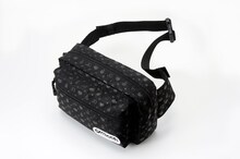 「ジョジョの奇妙な冒険」第3部「スターダストクルセイダース」×「OUTDOOR PRODUCTS」のウエストバッグ。(c)荒木飛呂彦/集英社・ジョジョの奇妙な冒険製作委員会