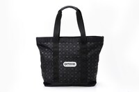 「ジョジョの奇妙な冒険」第3部「スターダストクルセイダース」×「OUTDOOR PRODUCTS」のトートバッグ。(c)荒木飛呂彦/集英社・ジョジョの奇妙な冒険製作委員会