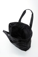 「ジョジョの奇妙な冒険」第3部「スターダストクルセイダース」×「OUTDOOR PRODUCTS」のトートバッグ。(c)荒木飛呂彦/集英社・ジョジョの奇妙な冒険製作委員会