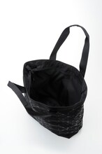 「ジョジョの奇妙な冒険」第3部「スターダストクルセイダース」×「OUTDOOR PRODUCTS」のトートバッグ。(c)荒木飛呂彦/集英社・ジョジョの奇妙な冒険製作委員会