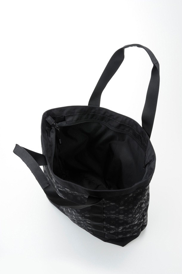 「ジョジョの奇妙な冒険」第3部「スターダストクルセイダース」×「OUTDOOR PRODUCTS」のトートバッグ。(c)荒木飛呂彦/集英社・ジョジョの奇妙な冒険製作委員会