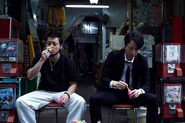 山田孝之演じる丑嶋と、綾野剛演じる情報屋・戌亥。(c)2014真鍋昌平・小学館／「闇金ウシジマくん2」製作委員会・MBS (c)2014真鍋昌平・小学館／映画「闇金ウシジマくん2」製作委員会