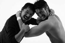 猿渡哲也（左）と柴田勝頼。