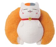 F賞「ストーリーぬいぐるみ」の1種。イカリングを食べご満悦のニャンコ先生。(c)緑川ゆき・白泉社／「夏目友人帳」製作委員会