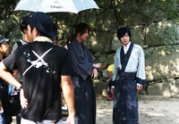 撮影現場より、剣心役の佐藤健（中央）と宗次郎役の神木隆之介（右）。(c)和月伸宏／集英社 (c)2014「るろうに剣心 京都大火／伝説の最期」製作委員会