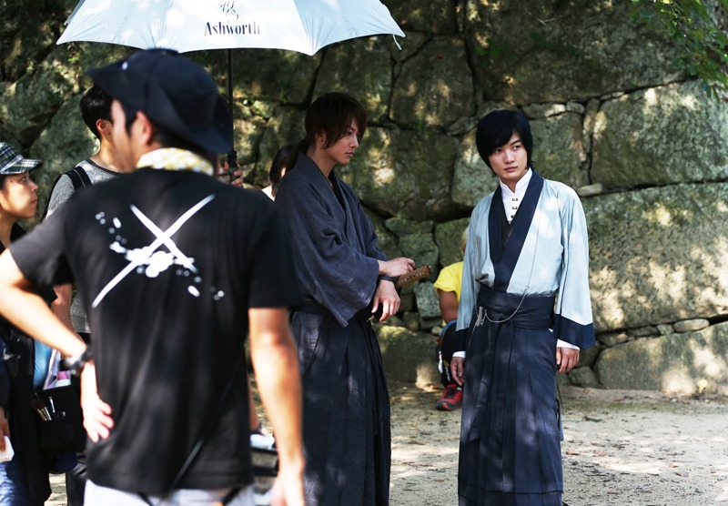 撮影現場より、剣心役の佐藤健（中央）と宗次郎役の神木隆之介（右）。(c)和月伸宏／集英社 (c)2014「るろうに剣心 京都大火／伝説の最期」製作委員会
