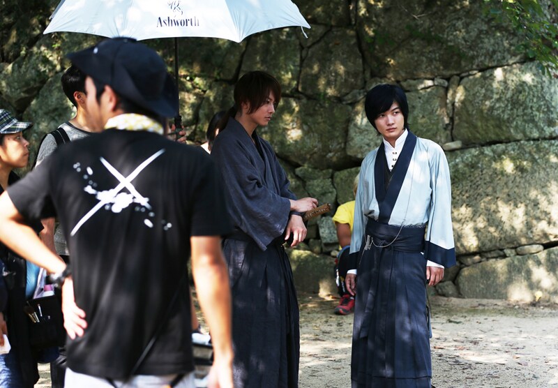 撮影現場より、剣心役の佐藤健(中央)と宗次郎役の神木隆之介(右)。(c)和月伸宏/集英社 (c)2014「るろうに剣心 京都大火/伝説の最期」製作委員会