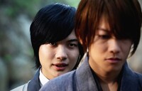 剣心に宗次郎がひと言話しかけるシーン。(c)和月伸宏／集英社 (c)2014「るろうに剣心 京都大火／伝説の最期」製作委員会