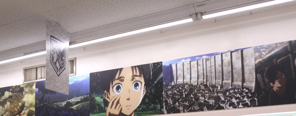 壁面には劇中のシーンをあしらったパネルが。