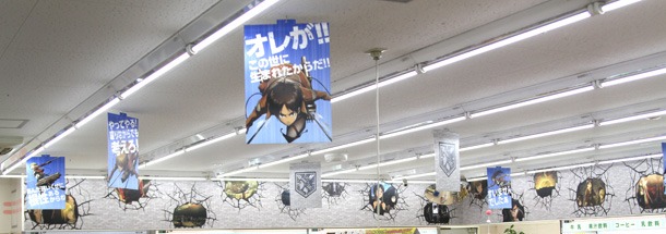 天井から吊るされたタペストリーの数々。