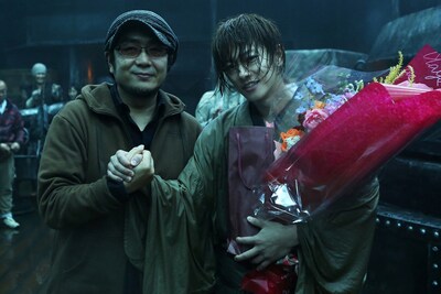 クランクアップを迎えた大友啓史監督（左）と佐藤健（右）。 (c)和月伸宏／集英社 (c)2014「るろうに剣心 京都大火／伝説の最期」製作委員会