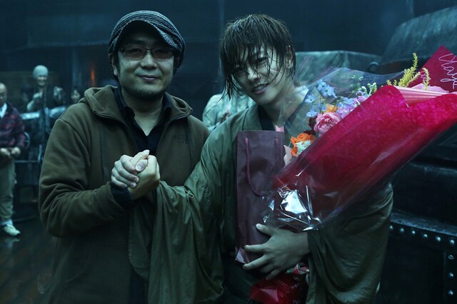 クランクアップを迎えた大友啓史監督（左）と佐藤健（右）。 (c)和月伸宏／集英社 (c)2014「るろうに剣心 京都大火／伝説の最期」製作委員会