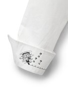 袖口を折り返すとカメラ小僧が。(c)FUJIO AKATSUKA