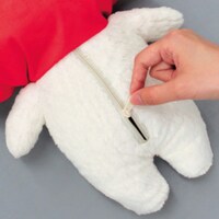 「ヒゲ部BIGぬいぐるみ」背中のチャックも再現。(c)FURYU CORPORATION 2014. All Rights Reserved. (c)うすた京介・スタジオジレッタ／集英社・TBS