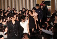 客席後方から登場するキャスト陣。