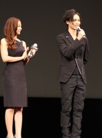 セバスチャンを演じた水嶋ヒロ（右）。