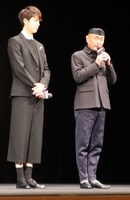 伊武雅刀（右）