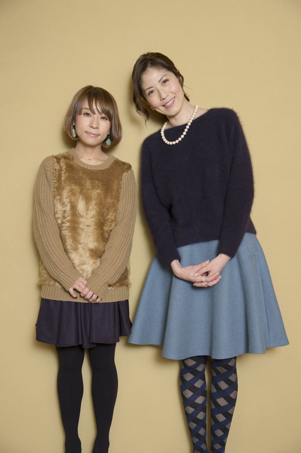 写真左からマキヒロチ、小島慶子。