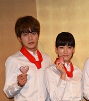 写真左から溝端淳平、水川あさみ。