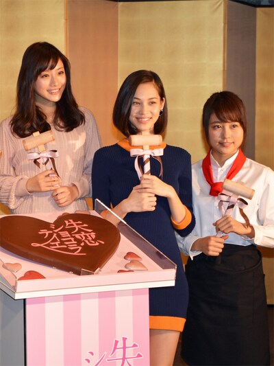 写真左から石原さとみ、水原希子、有村架純。