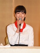 井上薫子役の水川あさみ。