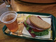 カフェメニューより「ヴァイセンビール」と「バルツァーサンド」。「ヴァイセンビール」は土日祝日のみ提供。