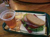 カフェメニューより「ヴァイセンビール」と「バルツァーサンド」。「ヴァイセンビール」は土日祝日のみ提供。