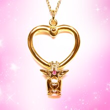 「クリスタルカリヨンペンダント」1万4700円。（C）Naoko Takeuchi（C）武内直子・PNP・東映アニメーション