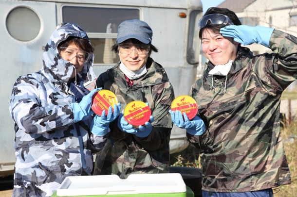シュールストレミングの缶詰を手に、ポーズを決める3人。（左から）荒木飛呂彦、松井優征、附田祐斗。(c)SHUEISHA Inc. All rights reserved.