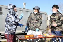 「JOJO's Kitchen『シュールストレミングを食べてみた！』」より。（左から）荒木飛呂彦、松井優征、附田祐斗。(c)SHUEISHA Inc. All rights reserved.