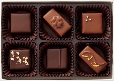 テオブロマによる「『失恋ショコラティエ』チョコレートコレクション」。