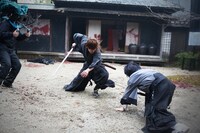 宗次郎と剣心が対峙するシーン。(c)和月伸宏／集英社 (c)2014「るろうに剣心 京都大火／伝説の最期」製作委員会